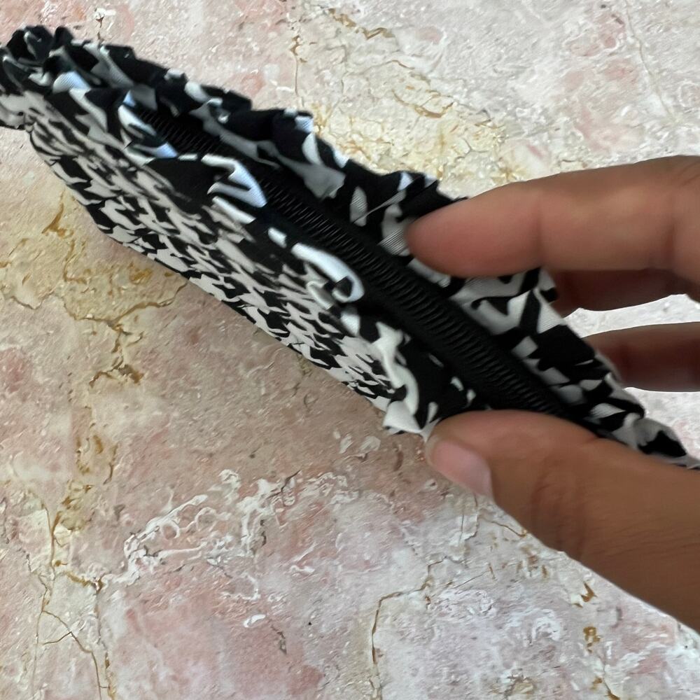 Vera Bradley Black White Houndstooth Ruffle Cosmetic Pouch Makeup Bag - Picture 4 of 6